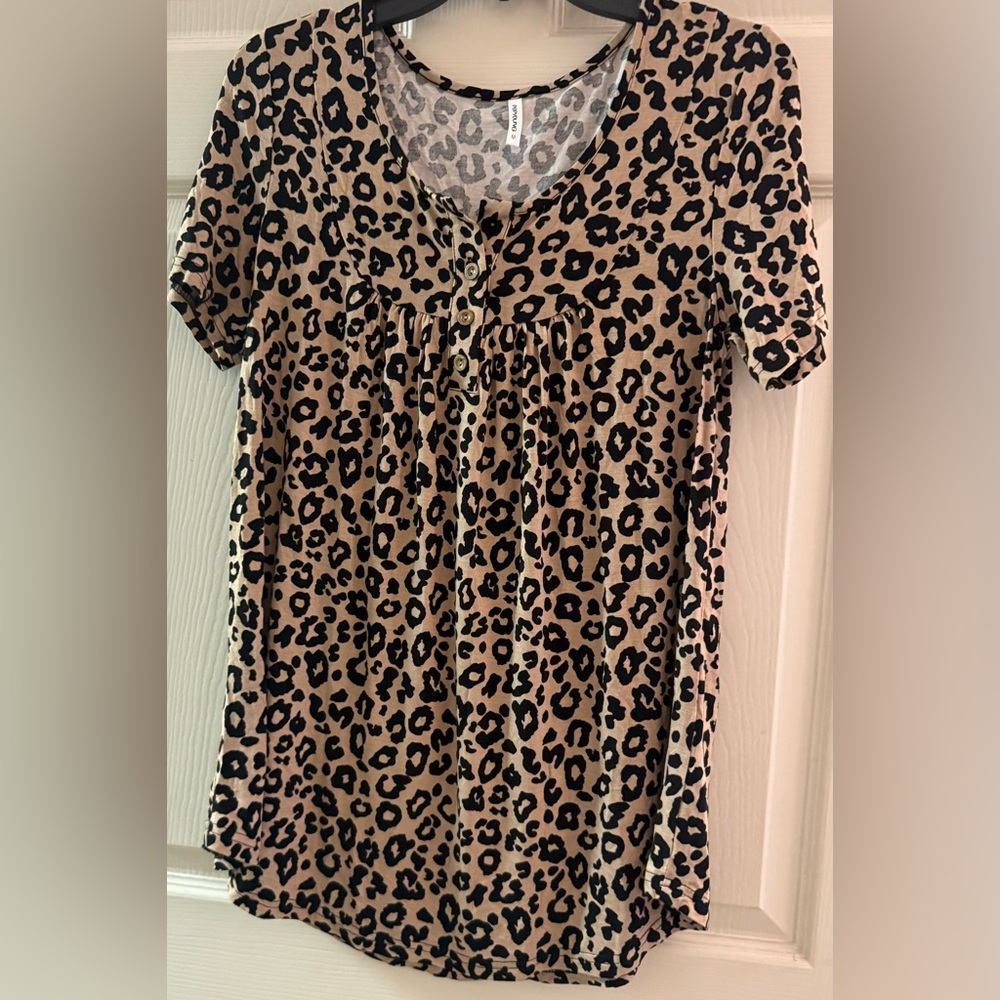 Chic Leopard Print V-Neck Blouse